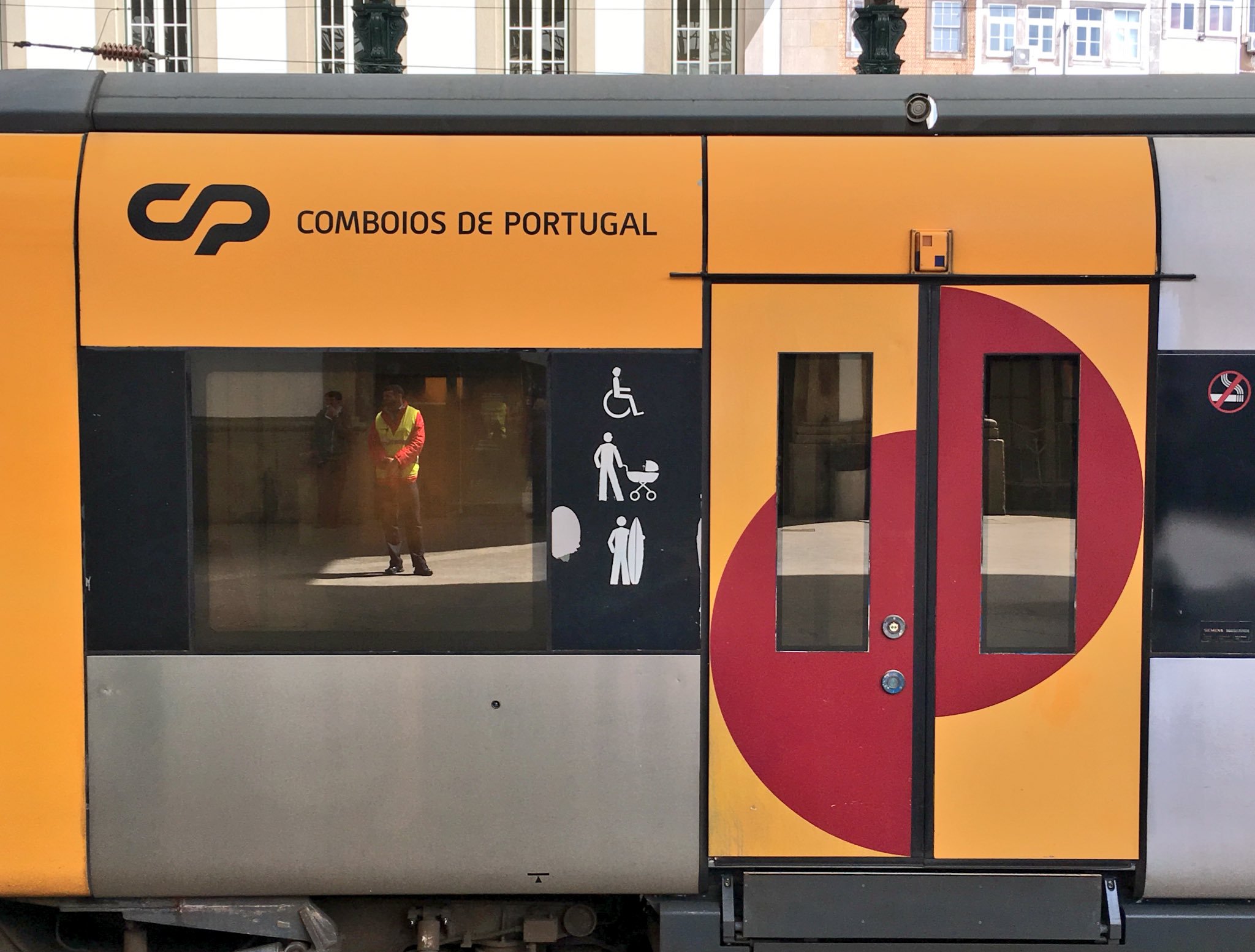 Portugese train car reserved for wheelchairs, prams, and surfboards. 🏄 https://t.co/XvA0FdpYzX