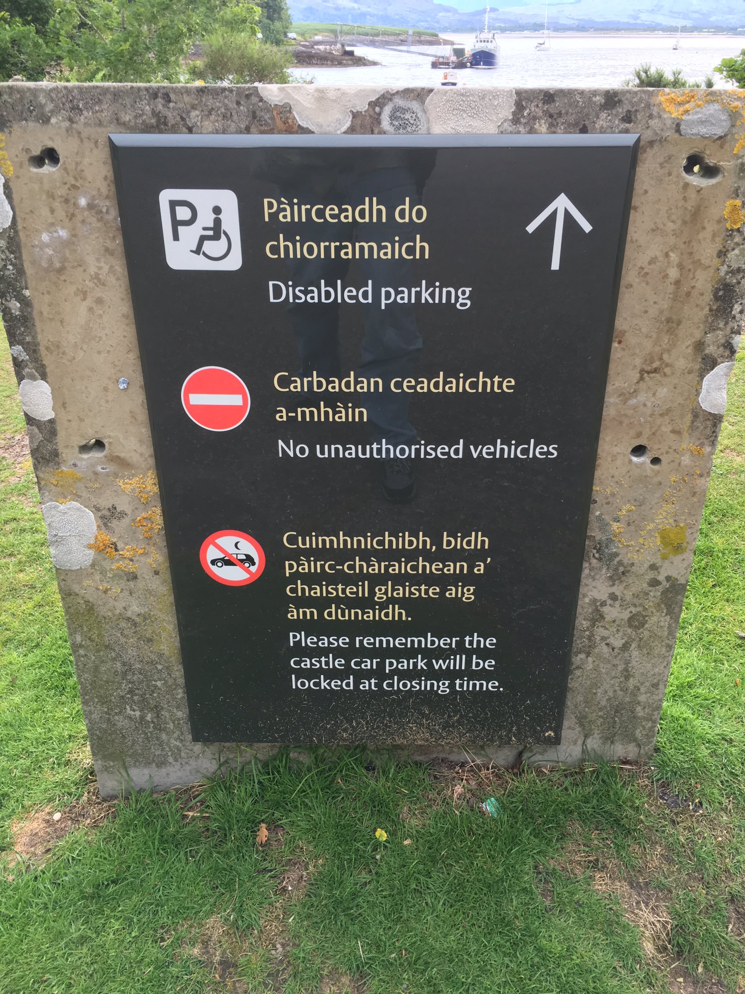 I respect the preservation of Scots Gaelic, but they sure do print a lot of signs in a language almost no one speaks https://t.co/ADarMbJMg3