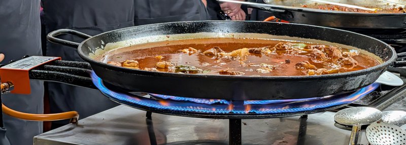 Huge minimal gas burners for giant paella pans