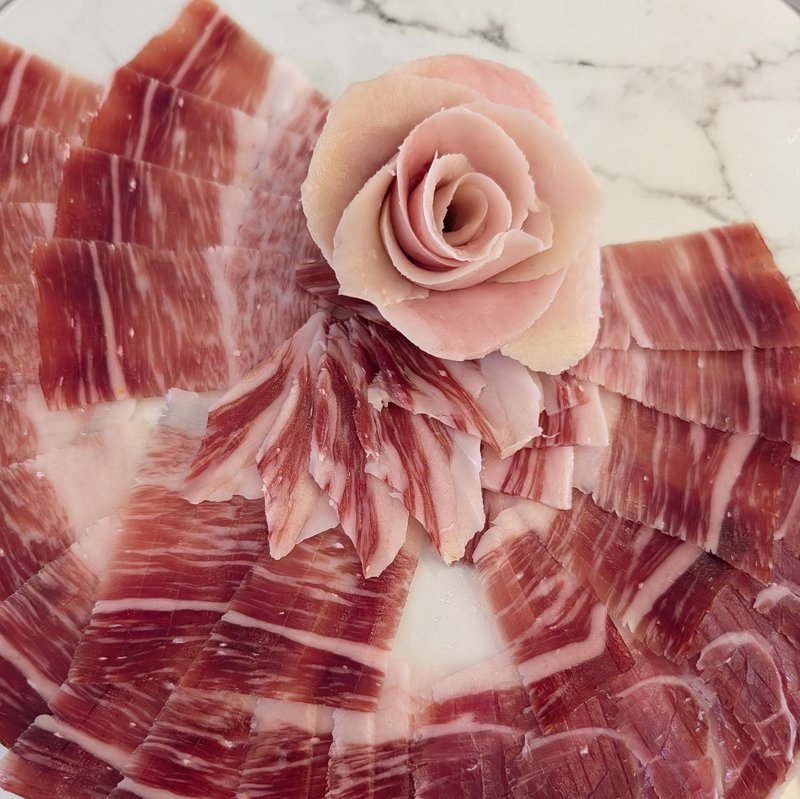 Photo of a plate of ham with fat flower