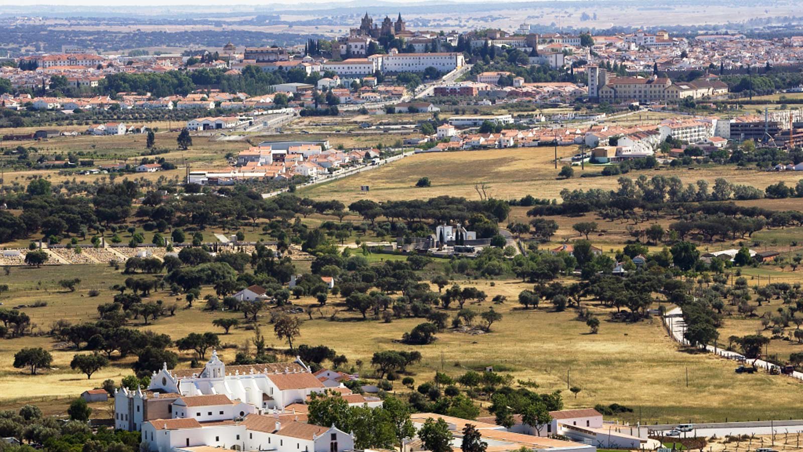 After visiting so many convents and monasteries I finally get to spend the night in one. Foreground (not my photo) https://t.co/VZnVv8g1Ex https://t.co/IF0mbaOCpo