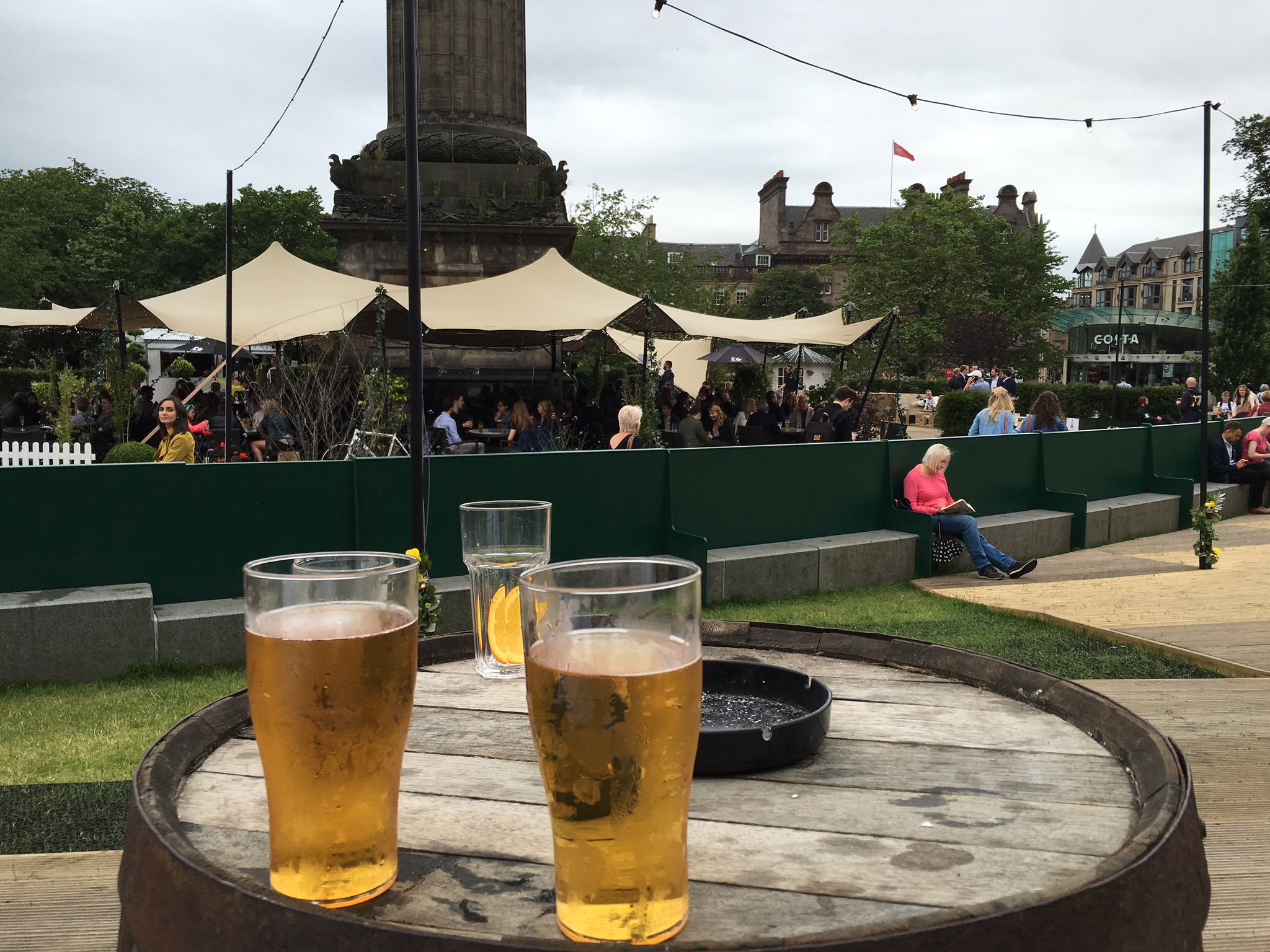 Al fresco beer in St Andrews Square. https://t.co/4rbNyt57Vj